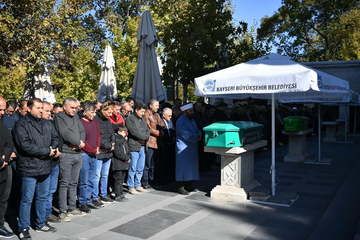 Özel halk otobüsünün açık kapısından düşen şahıs yaşam savaşını kaybetti